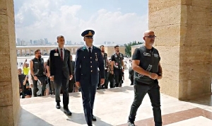 ataturk-filmi-yonetmeni-mehmet-ada-oztekinin-anitkabir-ziyareti-ve-uluslararasi-calismalari-WGA3a2VU.jpg