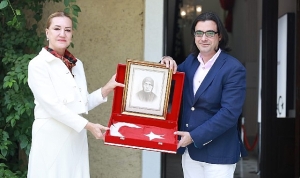 izmirin-kurtulusunun-101-yilinda-ozsamanci-ailesinden-anlamli-bir-emanet-bayrak-ve-tarih-ZsRR9yrP.jpg