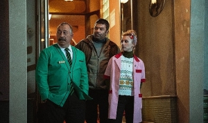 netflixin-yeni-komedi-filmi-do-not-disturb-fragmani-ve-gorselleri-yayinda-EMv2zM1E.jpg