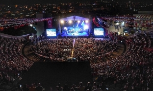 cesme-festivali-enrico-maciasin-buyuleyici-performansiyla-taclandi-qHWv9kZ8.jpg