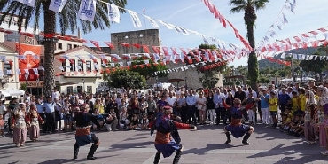 cesme-festivali-eylulde-de-cosku-ve-renklerle-devam-ediyor-2hv5RHx3.jpg