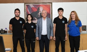 karabaglar-belediye-baskani-muhittin-selvitopu-bocce-sporcularini-basarilarindan-dolayi-kutladi-xRbs2SJH.jpg