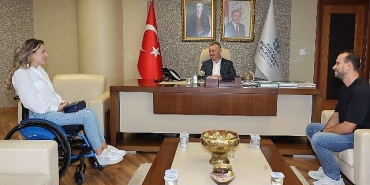 kocaeli-buyuksehir-belediye-baskani-tahir-buyukakindan-engelli-kadin-ralli-pilotuna-buyuk-destek-St8WiGgE.jpg