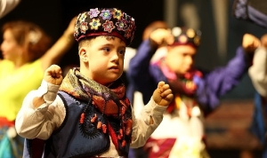konak-belediyesi-17-halk-oyunlari-senligi-ile-geleneksel-renkler-yeniden-canlandi-VeivK3wN.jpg