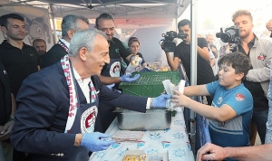 kucukcekmece-fevzi-cakmak-meydaninda-trabzon-gunleri-coskusu-basladi-itfeqnhF.jpg